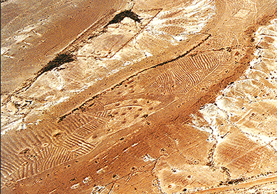 תצלום אויר אלכסוני של מקבץ תלוליות סלע בסמוך לתל ניצנה. תלוליות הסלע הן חידה ארכיאולוגית המצפה עדיין לפיתרון